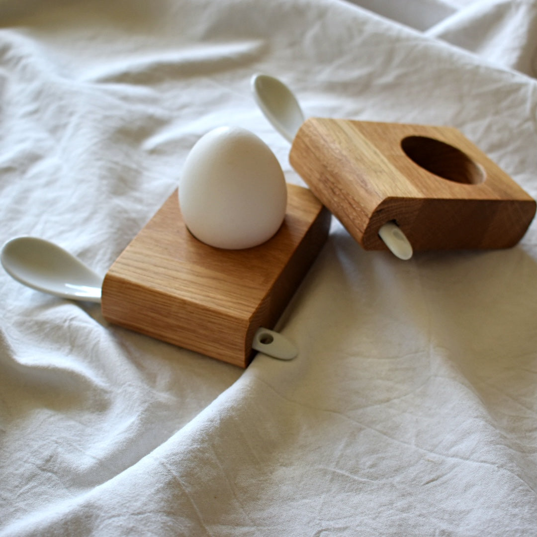 zwei Eierbecher inkl. Porzellanlöffel
